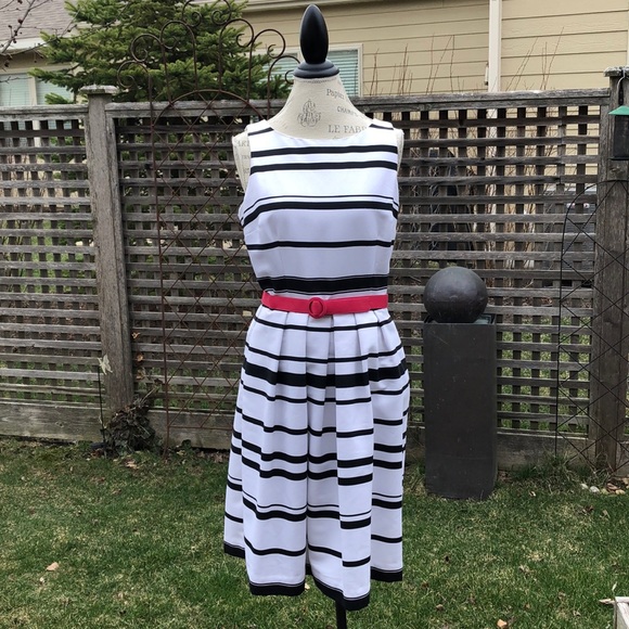 White House Black Market Dresses & Skirts - WHBM fit and flare dress EUC